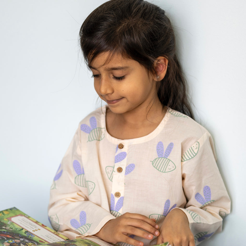 'A Swarm of Bees' Kurta Pyjama Set on Peach